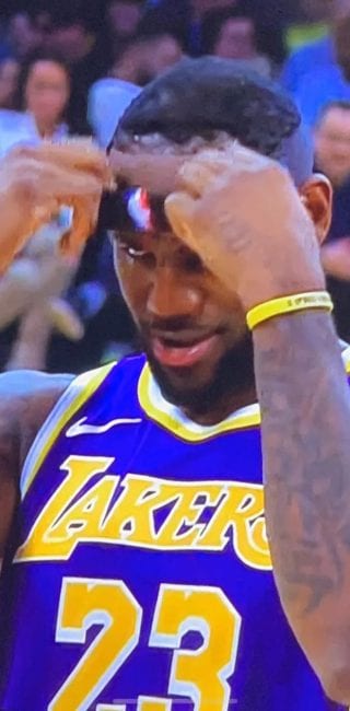 LeBron James lacefront hairpiece falls off during Lakers game