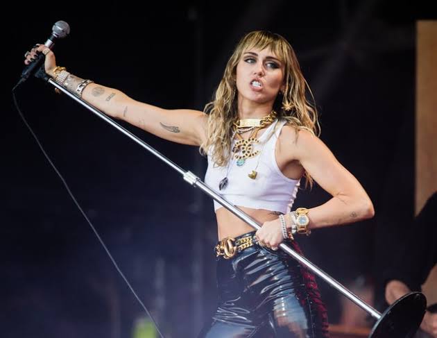 Miley Cyrus Shuts critics 