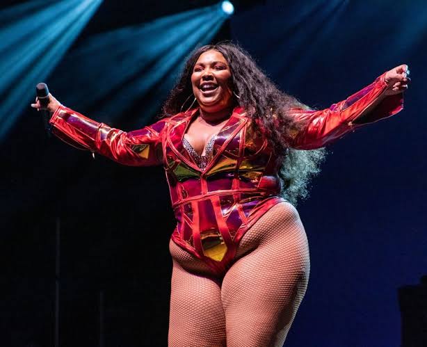Lizzo leaks nude pic of herself 