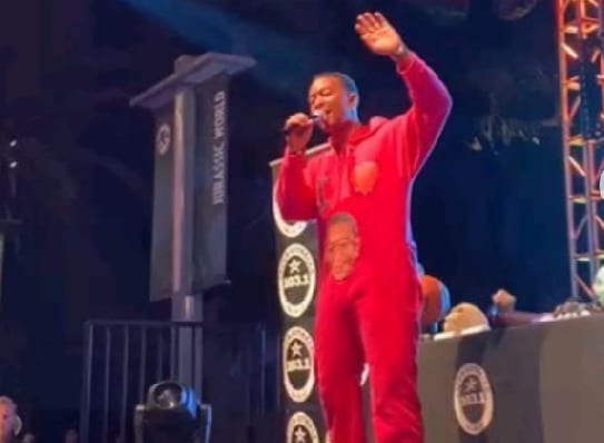 John Legend Sings Off Key on stage after getting drunk