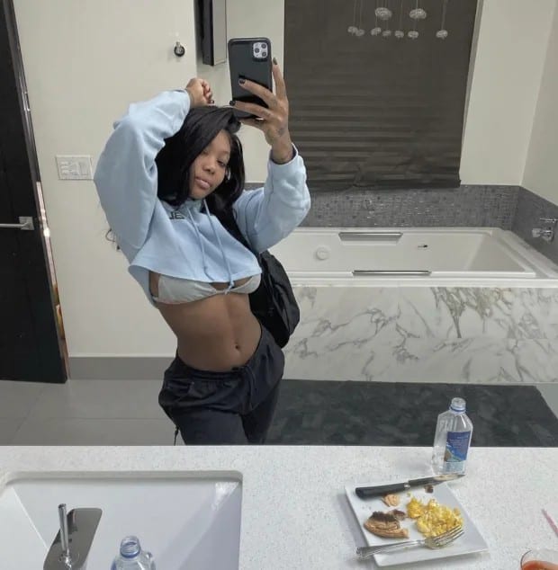 Fans React To Pic Of Summer Walker Eating In The Bathroom 