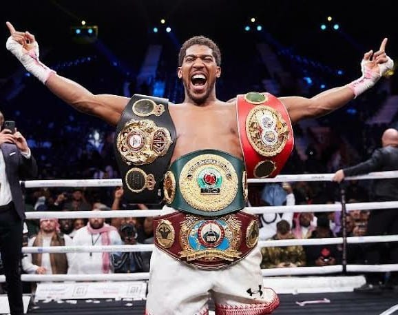 Boxing Heavyweight Champ Anthony Joshua Appears To Suffer From Leg Injury