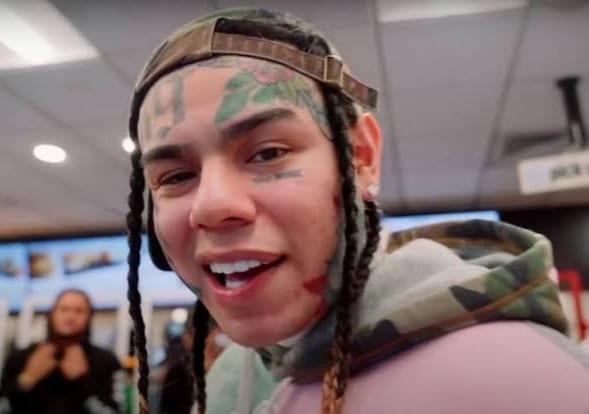 6ix9ine Doesn't Care About The Dangers Of The Streets As He Lands In Los Angeles
