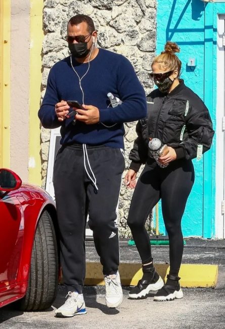 Jennifer Lopez Wears Transparent Leggings To The Gym