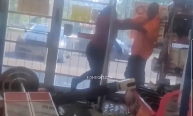 Family Dollar Manager Beats & Stabs Shoplifter On IG Live 