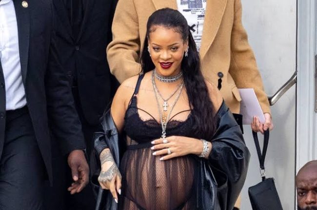Rihanna Allegedly Wore A Fake Pregnancy Bump On Red Carpet