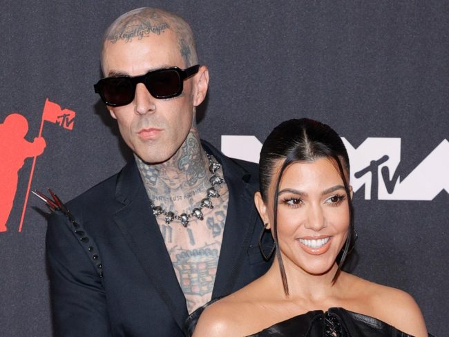 And Travis Barker Are Trying To Have A Baby In New ’Kardashians’ Trailer