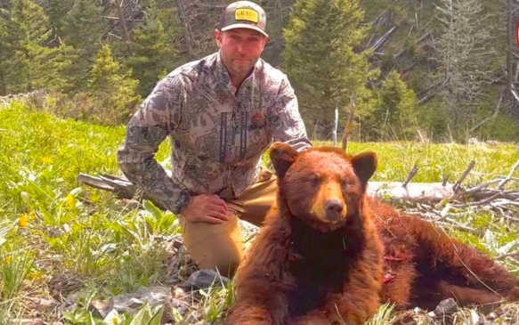 Ex NFL Player Jay Cutler Kills A Bear During Hunt In Montana