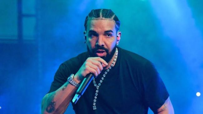 Drake Shows How Much He Sweats During A Show By Squeezing Out His T-Shirt