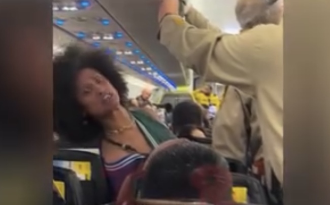 Viral Video Shows Woman Having A Meltdown As Cops Attempt To Remove Her From A Spirit Airlines Flight 