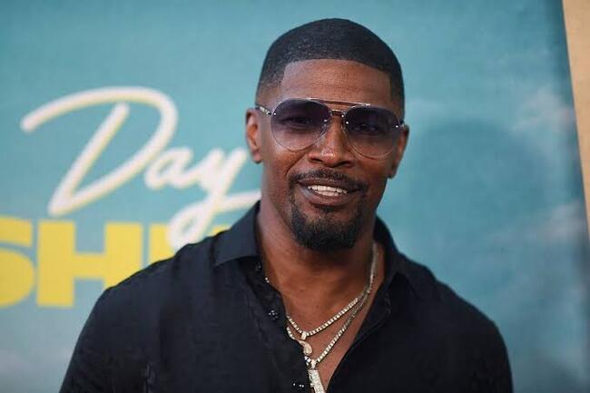 Jamie Foxx Sings To The Cashier While Ordering 'Lemon Peper' Wings From 'Wing Stop'